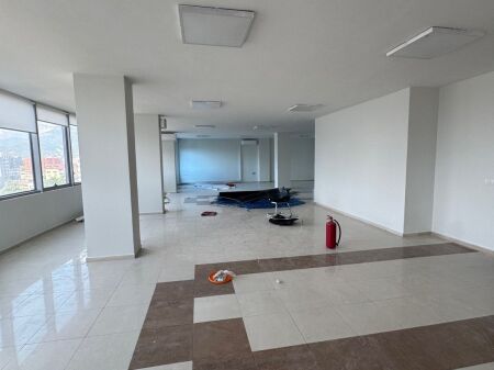 JEPET ZYRE ME QERA 840M2 STACIONI I TRENIT
