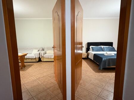 🏡 Jepet me Qera Apartament 1+1 – Laprakë  📍 Adresa: Rruga “Pandi Dardha”, pranë shkollës “Zoja e Këshillit të Mirë”💶Cmimi 45.000 Leke/Muaj