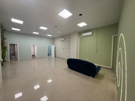 🏢 Ufficio in affitto 👍 📍 Di fronte all'Ospedale Americano 3, con vista sulla strada principale💰 Prezzo: 155.000 Lek/mese (NETTO)