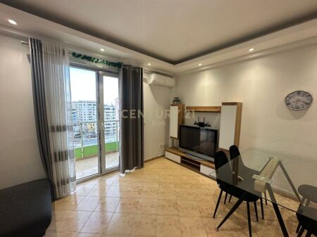 SHESIM APARTAMENT 1+1 NE QENDER TE DURRESIT, PALLATI SPORTIT !
