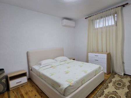 Apartament 3+1+1 me qera i mobiluar tek Rruga Xhanfize Keko