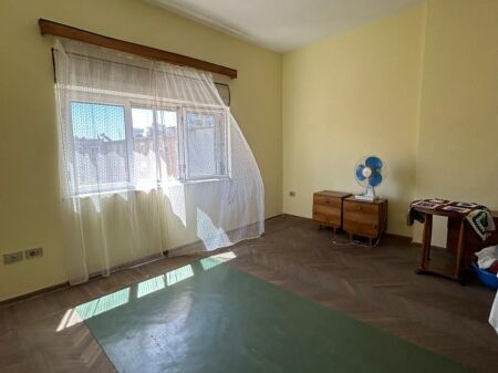 🏢 Shitet Apartament 2+1 pranë Shkollës “Kushtrimi i Lirisë” – Durrës 📍