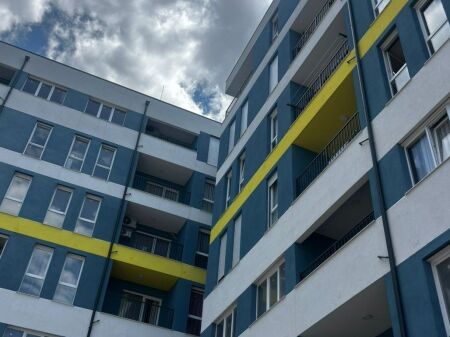 🏢 Shitet dyqan te Univers City, pranë shkollës