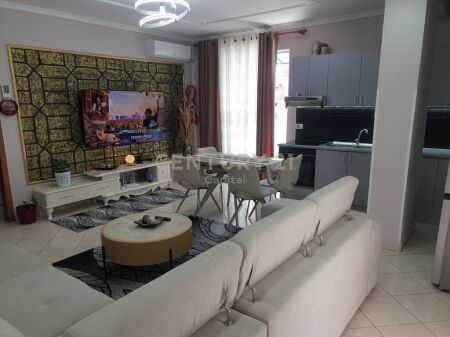 Shesim Apartament 2+1+2 + Verande – tek shkolla 9-vjecare Qesarak në Fresk