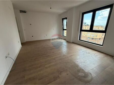 Apartament 2+1 per shitje---Komuna e Parisit !!!!