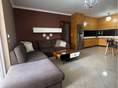 Qera, Apartament 2+1+2, Ish stacioni i fundit i Tiranes se Re.