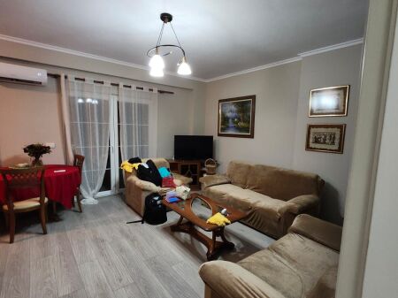 Apartament 2+1 me ballkon për qira – Rruga e Barrikadave, pranë shkollës “Lidhja e Prizrenit”