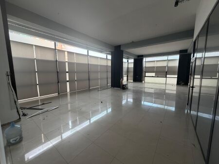 🏢 Jepet me qera ambient zyre 👍 📍 Përballë Spitalit Amerikan 3, në rrugën kryesore ✨