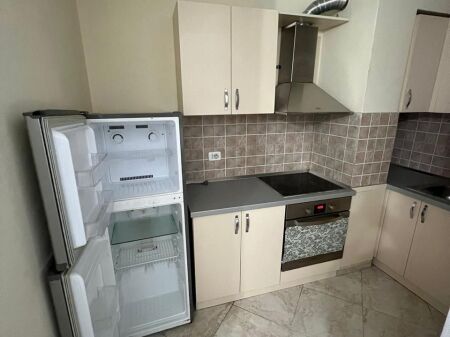 Apartament 1+1 me qira tek Rruga e Barrikadave!