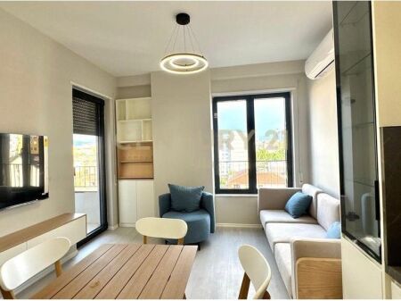 Jepet me qira apartament 1+1 në rrugën Karl Gega, pranë ish Stacionit të Trenit! 700 € /Muaj