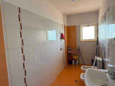 Premises for rent, ideal for residence and offices for various businesses.