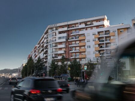 jepet me qera ambient biznesi ne astir rruge kryesore