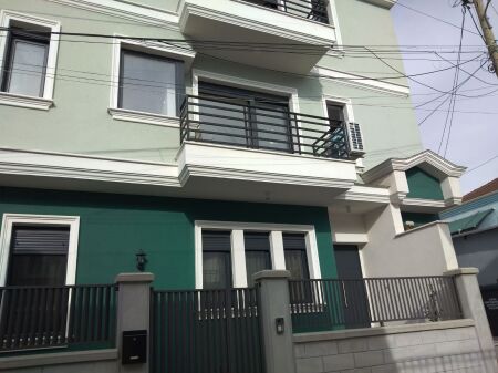 Apartament krejt I ri për shitje ne qender te Korces.