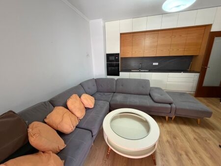Jepet me qira 2+1+2 Liqeni i Thate Kapiten Mirzot 750 mije leke