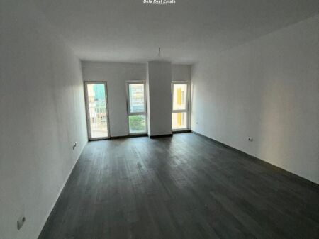 Zyre Me Qera Tek Zogu I Zi (ID BZ2975) Tirane