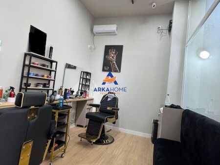 SHITET AMBIENT BIZNESI 24M2 "PRANE RRUGES SE BARIKADAVE" 165.000 EURO