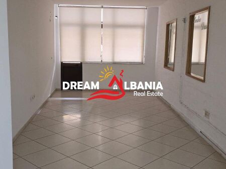 Ufficio in affitto/Ambiente commerciale in via Myslym Shyri, vicino a Someg a Tirana