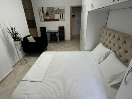 Jepet me qera Apartament 1+1 te Rruga Barrikadave/ Qender