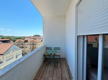 Shitet Apartament 1+1 në Golem – Tek Pishat e Buta