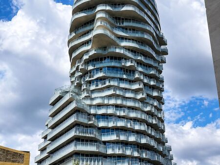 🏡 **Vendesi Appartamento 1+1 – Tirana’s Rock** 📍