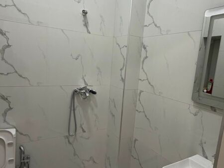 Jepet me qira apartament 1+1 tek Kopshti Botanik, pranë xhamisë.