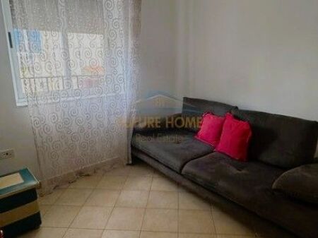 Disponojmë për qera apartament 3+1 tek Rruga Fortuzi