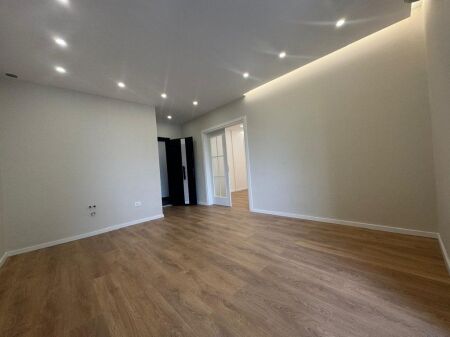 Shitet ,Apartament 1+1, Komuna e Parisit, Tirane