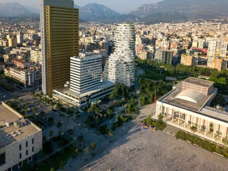 🏙️✨ Shitet Apartament 1+1 te Tirana’s Rock – Në Zemër të Tiranës ✨🏙️