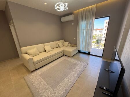 Shitet Apartament 1+1 në Rruga Skënderbeu, Golem