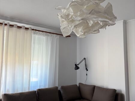 Apartament stil modern me 2 dhoma gjumi në dispozicion për qira në një vendndodhje kryesore