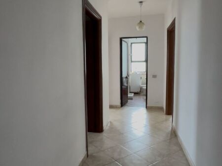 Shitet Apartament 2+1 pranë Stadiumit – Durrës