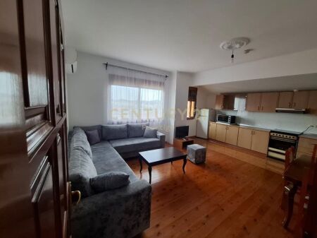 PIANO VILLA IN AFFITTO SITUATO AL RONDO DI SHKOZA! 450 € /Mese