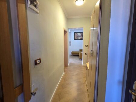 📍 Siri Kodra – Brenda Unazës së Vogël Shitet apartament 1+1 i konvertuar në 2+1, n