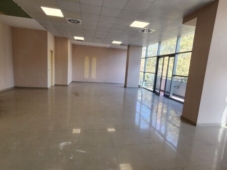 Japim Ambient Komercial Me Qira në zonën e Ish Rajonit në Durrës !