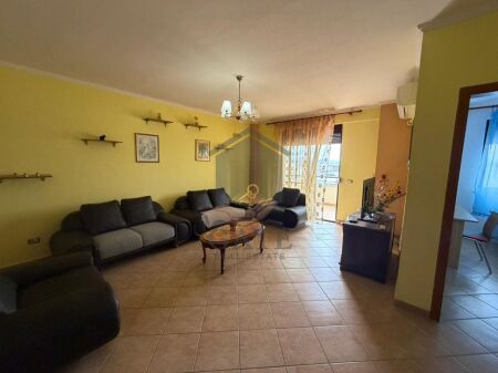 Jepet me qira, Apartament 3+1+2 Ballkone, Në Qendër të Durrësit – Tek Poliklinika.