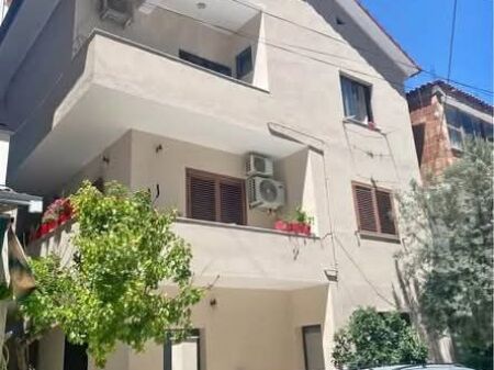 GARSONIERE ME QERA - RR. 5 MAJI ,TIRANE