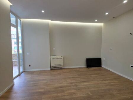 Shitet ,Apartament 1+1, Komuna e Parisit, Tirane