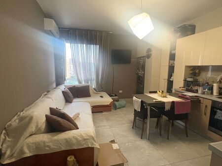 Shitet apartament 1+1 i mobiluar tek Ish Fusha e Aviacionit
