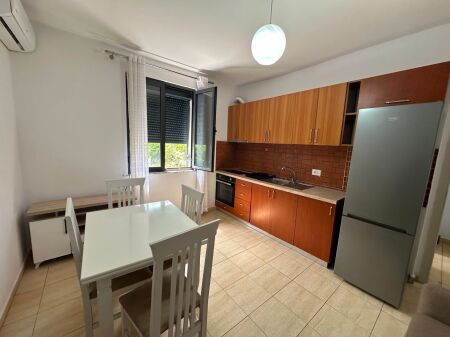 🏢Di fronte all'Istituto “Harry Fultz” si affitta un appartamento 2+1 arredato. 550Euro