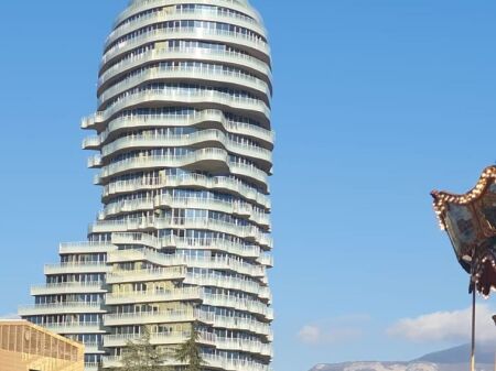 🏙️ **Appartamento 1+1 in vendita a TIRANA'S ROCK – Piazza Skënderbej, Tirana**