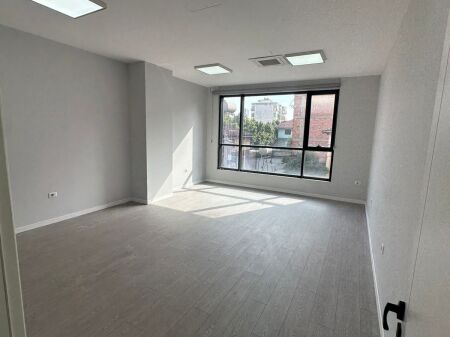 🏢 Spazio Commerciale Premium in Affitto – Via Hoxha Tahsim, Tirana