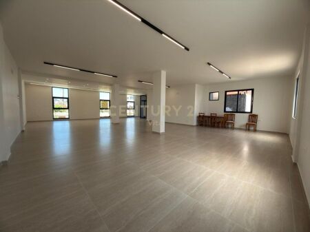 PREMISES FOR RENT BY THE ROAD AT THE INDUSTRIAL MARKET, DURRES 180M2 !!