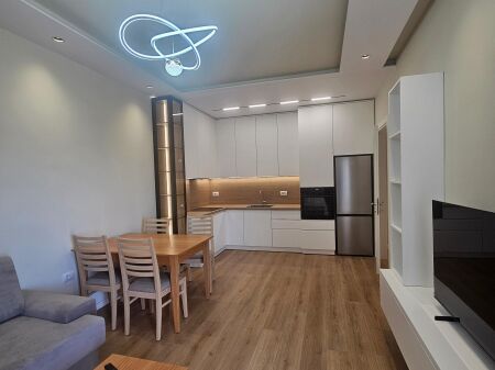 Apartament 1+1 për qera tek UET,Kati 6, 600 euro