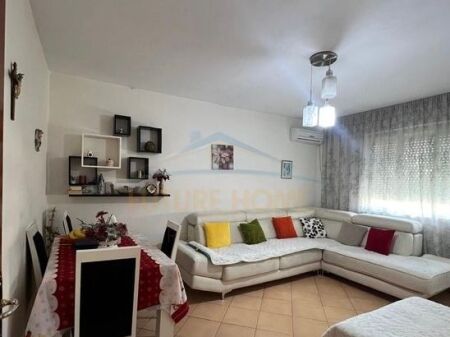 Shitet, Apartament 1+1, Ish Parku i Autobusave. Tirane