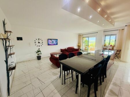 🏡 Jepet me qira apartament 2+1 📍 Liqeni i Thatë 💰 1200 €/muaj (i diskutueshëm)
