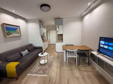 Jepet me qera studio apartament goxha e bollshme dhe e mirë organizuar.
