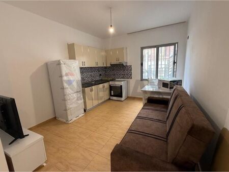 Apartament 1+1 per qira te Komuna e Parisit