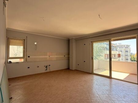 Shitet apartament 2+1 liqeni i thate