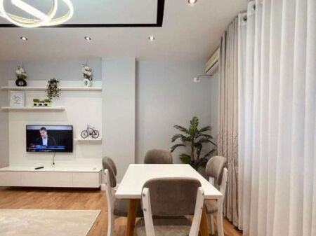 Jepet me qera apartament  2+1   (21 Dhjetori)