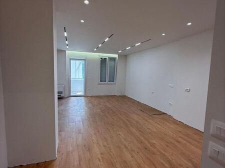 APARTAMENT 2+1+2 ME QIRA PER ZYRA, TEK ISH-EKSPOZITA, TIRANE! 1,300 € /Muaj